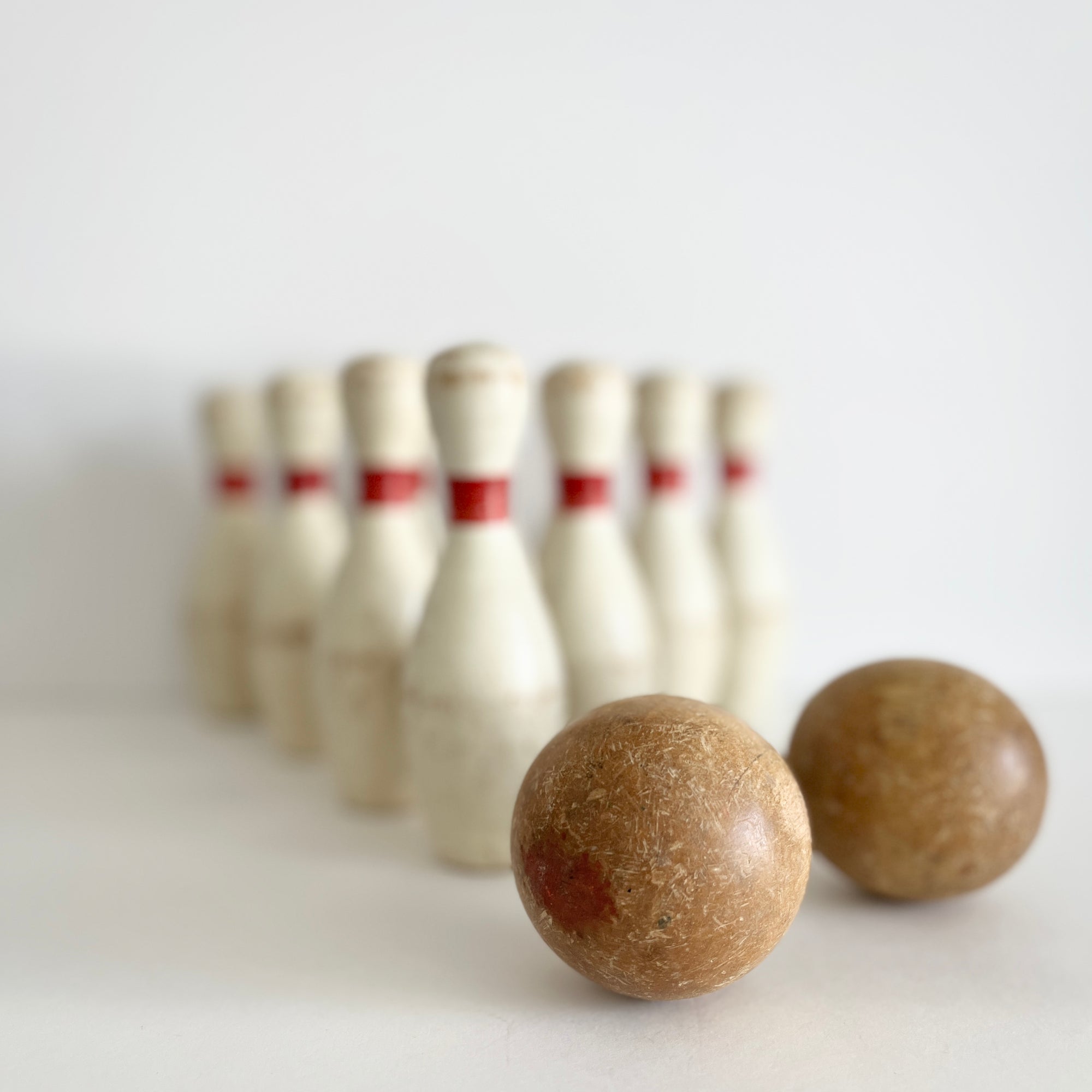 Vintage 10 Pin Childrens Wooden Bowling Set w 2 balls