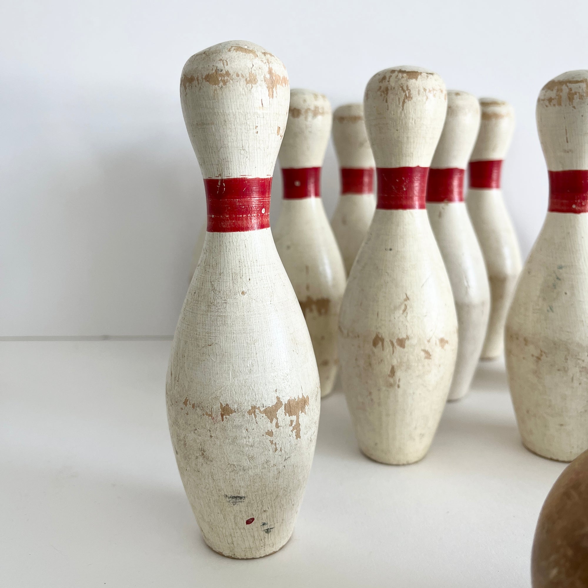 Vintage 10 Pin Childrens Wooden Bowling Set w 2 balls
